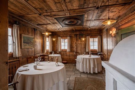 Interno di una stube engadinese tipica, dove design moderno e legno di cembro si incontrano