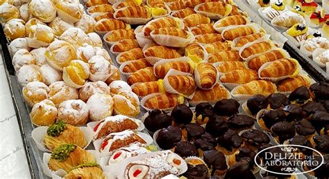 Una scatola di dolci artigianali confezionati con cura
