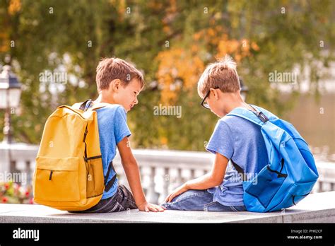 Bambino che si avvicina ad un angolo protetto