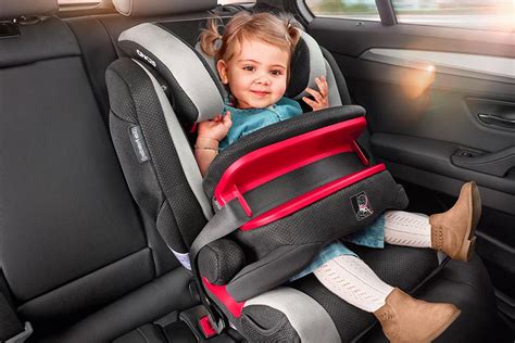 bambino su seggiolino auto