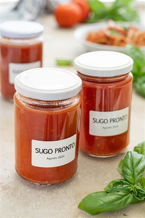 Barattoli di ketchup fatti in casa pronti per la dispensa