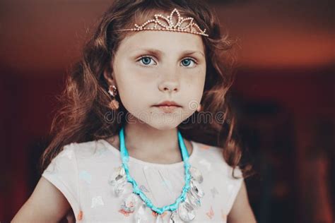 Bambina che indossa una collana