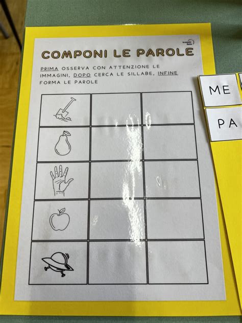 Bambini che giocano con lettere e parole