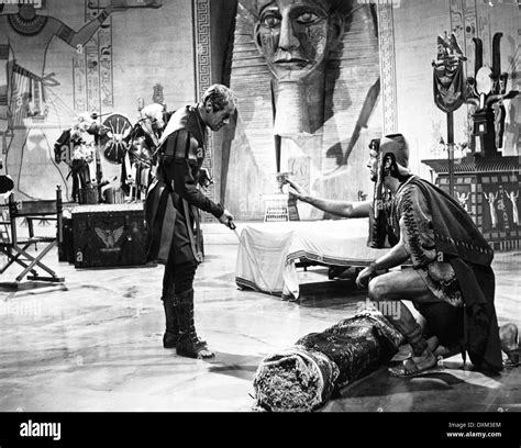 Cleopatra emerge dal tappeto di fronte a Cesare