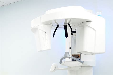 Tecnologia moderna applicata alla diagnostica odontoiatrica, con immagini radiografiche digitali