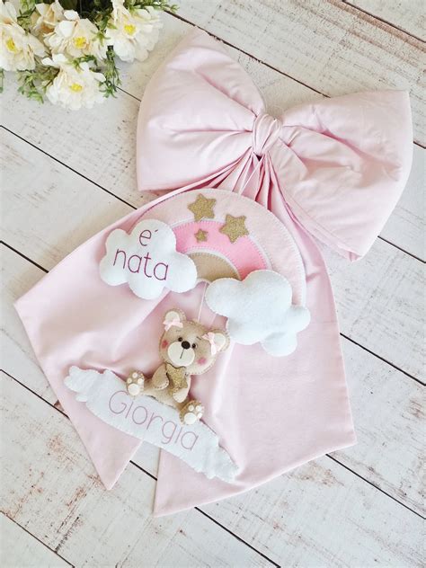 Dettagli di un fiocco nascita personalizzato