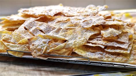 Vassoio di crostoli o chiacchiere cosparse di zucchero a velo