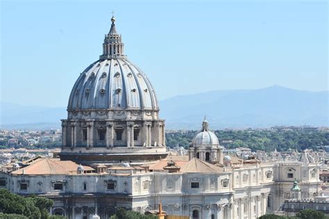 Veduta panoramica del colle Gianicolo con la cupola di San Pietro sullo sfondo