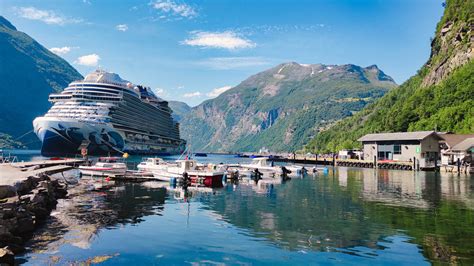 Panorama di un fiordo norvegese con navi da crociera