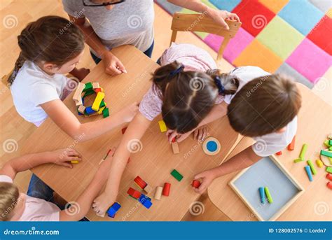 Bambini che giocano all'asilo