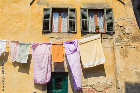 Immagine di pannolini lavabili stesi ad asciugare al sole su uno stendibiancheria