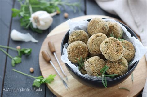Piatto di polpette al forno appena sfornate con erbe aromatiche