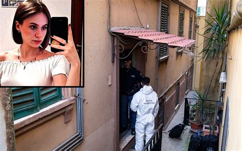 Ragazza con falcone su un braccio
