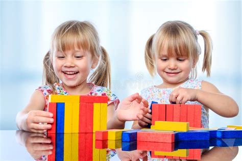 Bambini che costruiscono una fattoria con blocchi in legno