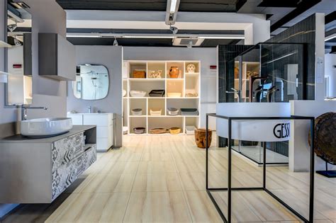 Esposizione interna di una showroom di arredo bagno moderno