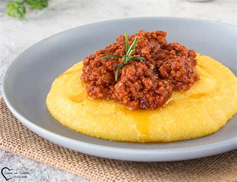 polenta servita con verdure colorate in stampi a forma di personaggio