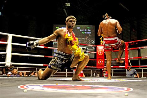 Un combattente di Muay Thai nel momento della danza rituale Wai Khru