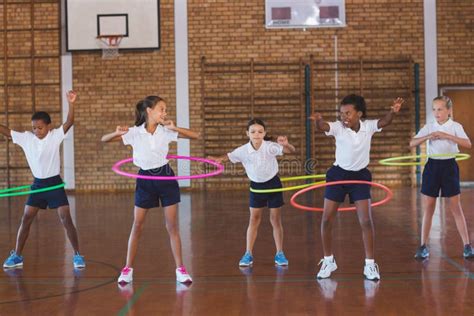 Bambini che giocano con gli hula hoop