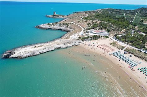 veduta aerea della costa di Vieste e della baia di Scialmarino