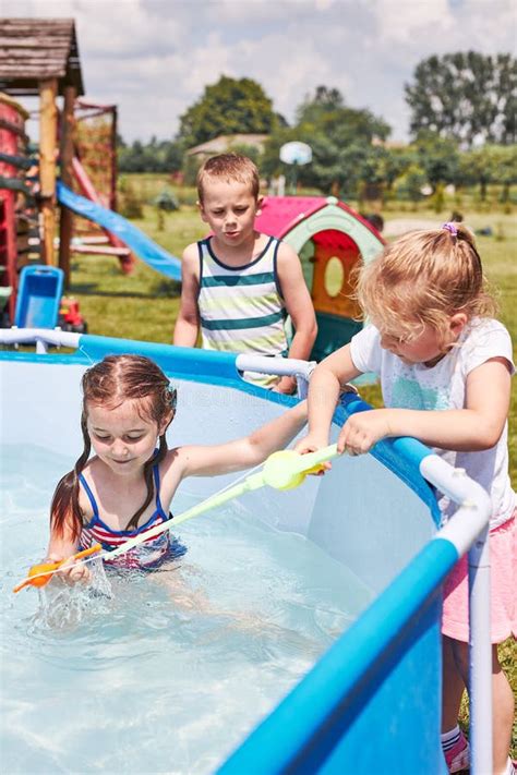bambini che giocano in una piscina baby sorvegliata