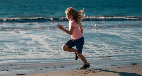 bambino che corre sulla spiaggia di sabbia fine di Vieste