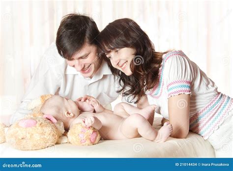 Bambino con genitori sorridenti