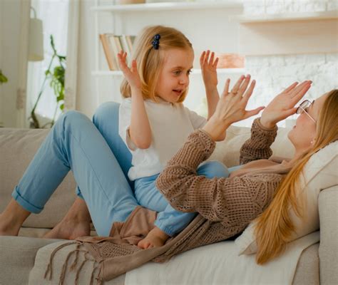 Bambino gioca con le mani e i piedi