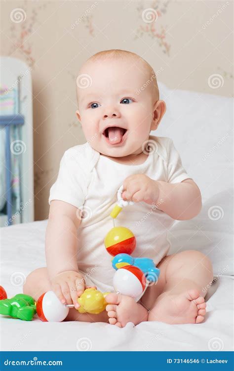 Bambino sorride e interagisce con un giocattolo