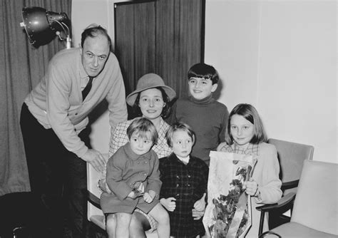 Roald Dahl con la sua famiglia