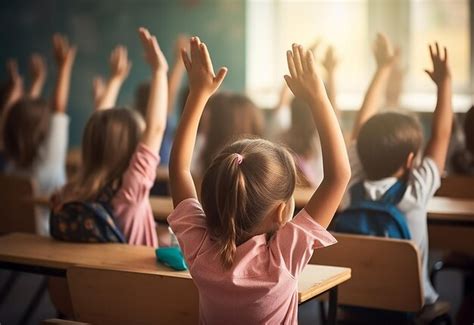 fotografia di un gruppo di bambini impegnati a costruire un