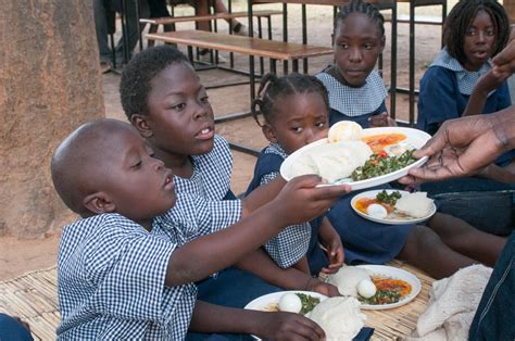Bambini a scuola che ricevono un pasto