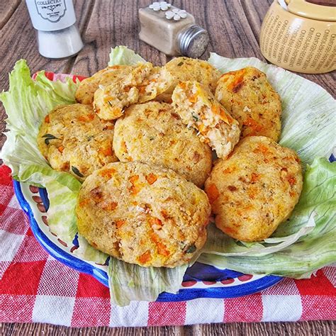 Vassoio con polpette di carote e muffin di cavolfiore