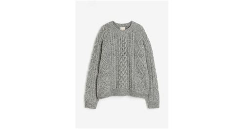 dettaglio di un maglione in lana merinos a righe colorate