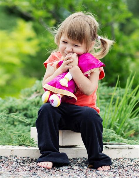 Una bambina che gioca felicemente in un parco indossando vestiti colorati e comodi