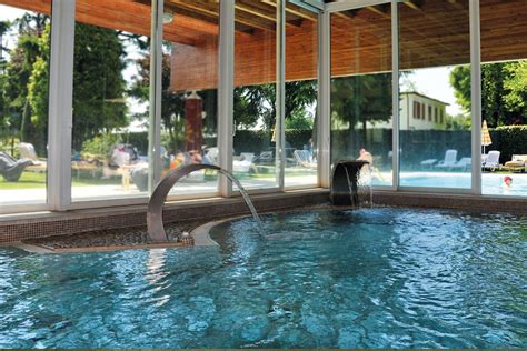 famiglia che si diverte in una piscina termale con scivoli