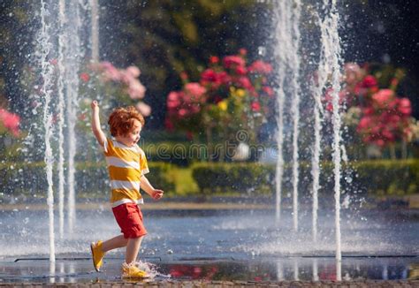 bambini che giocano in una piscina con getti d'acqua