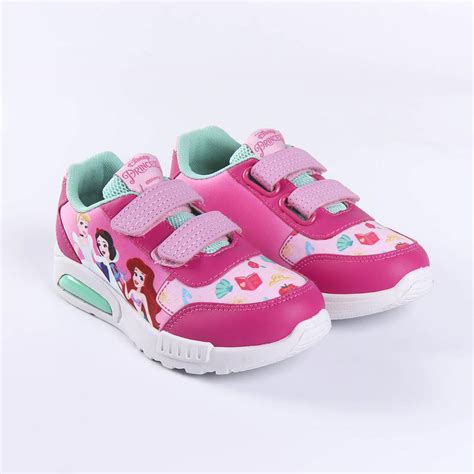 Bambina felice con scarpe Disney