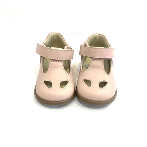 Piedino di bambina con scarpe primi passi