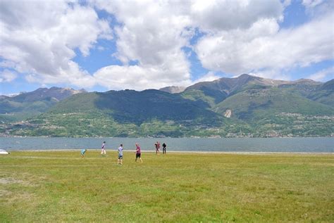 Kitesurfers sulla spiaggia di Colico con le montagne sullo sfondo