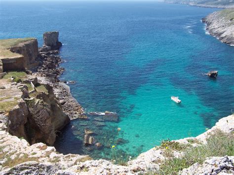Panorama panoramico della costa di Santa Cesarea Terme con scogliere a picco sul mare