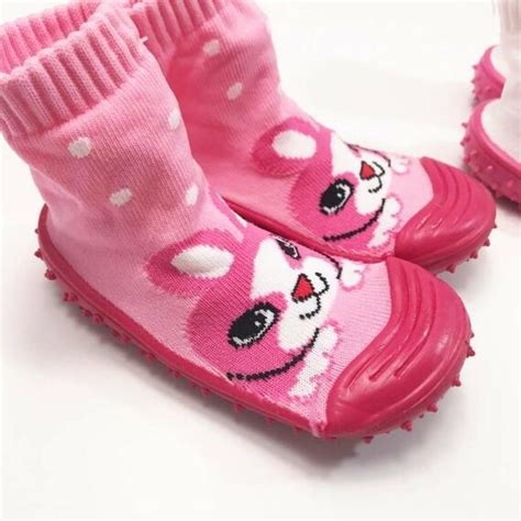 Dettaglio di una suola flessibile di una scarpa per bambina con texture antiscivolo