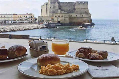 una tipica colazione salentina servita in una terrazza panoramica