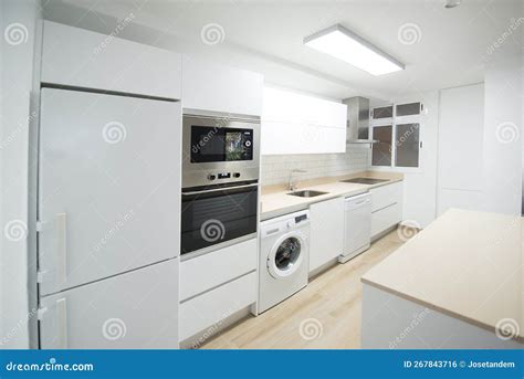 Interno di una cucina moderna con elettrodomestici