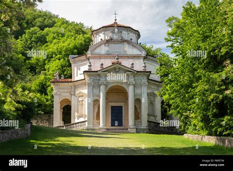le cappelle del Sacro Monte immerse in un sentiero boscoso