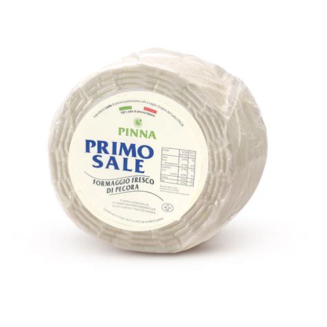 rappresentazione stilizzata di un formaggio fresco primo sale in un contesto rurale italiano
