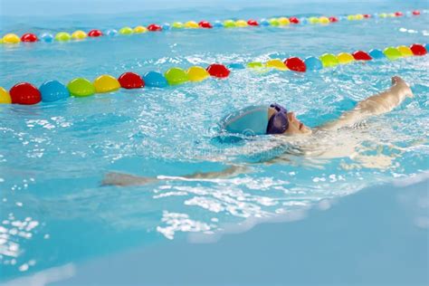 bambino che nuota felicemente in piscina