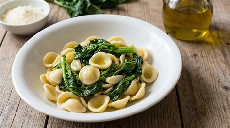 Piatto di orecchiette con cime di rapa, un classico pugliese