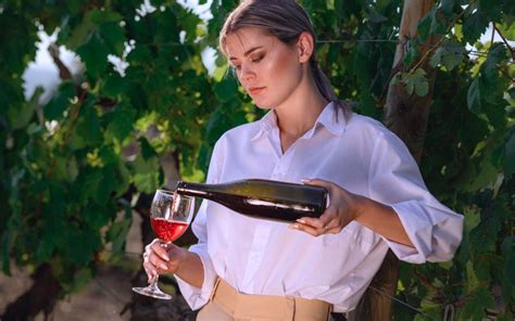 Ritraetto di un sommelier esperto che degusta del vino