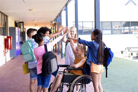 Bambini con diverse abilità che interagiscono