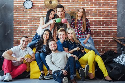 Un gruppo di ragazzi che ride davanti a uno schermo televisivo in un ambiente domestico accogliente